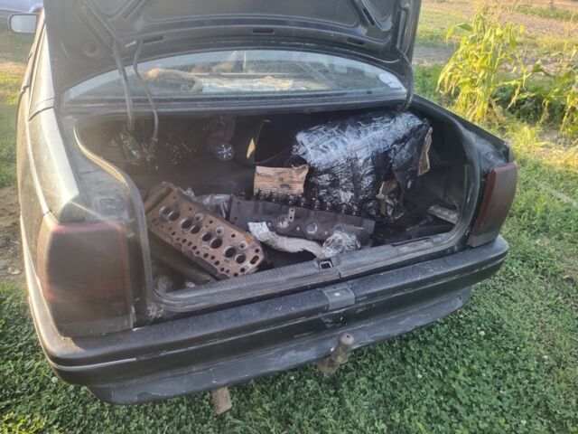 Чорний Опель Омега, об'ємом двигуна 0 л та пробігом 500 тис. км за 600 $, фото 5 на Automoto.ua