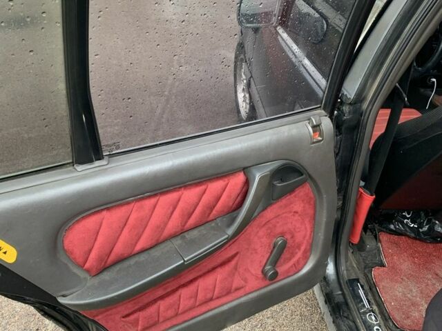 Черный Опель Омега, объемом двигателя 1.8 л и пробегом 300 тыс. км за 1050 $, фото 7 на Automoto.ua