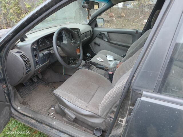 Черный Опель Омега, объемом двигателя 2 л и пробегом 60 тыс. км за 550 $, фото 4 на Automoto.ua