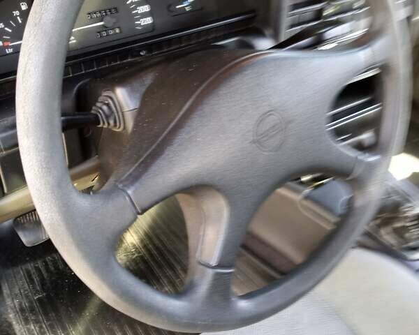 Черный Опель Омега, объемом двигателя 1.8 л и пробегом 275 тыс. км за 1500 $, фото 6 на Automoto.ua