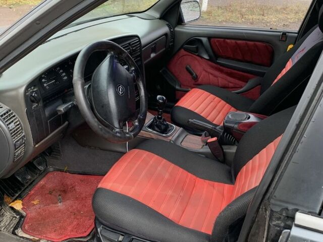 Черный Опель Омега, объемом двигателя 1.8 л и пробегом 300 тыс. км за 1050 $, фото 3 на Automoto.ua