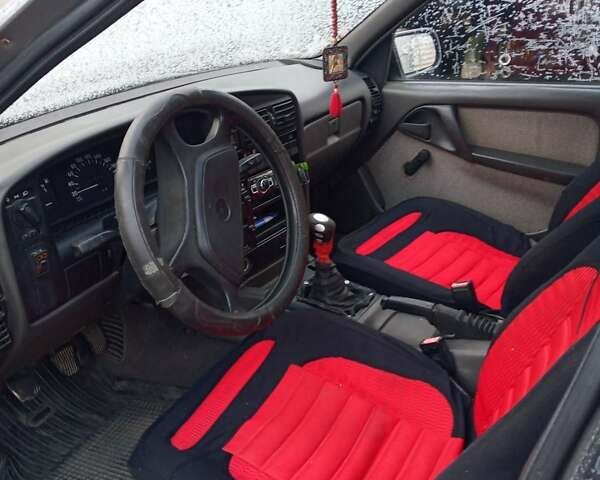 Черный Опель Омега, объемом двигателя 1.8 л и пробегом 250 тыс. км за 1000 $, фото 5 на Automoto.ua