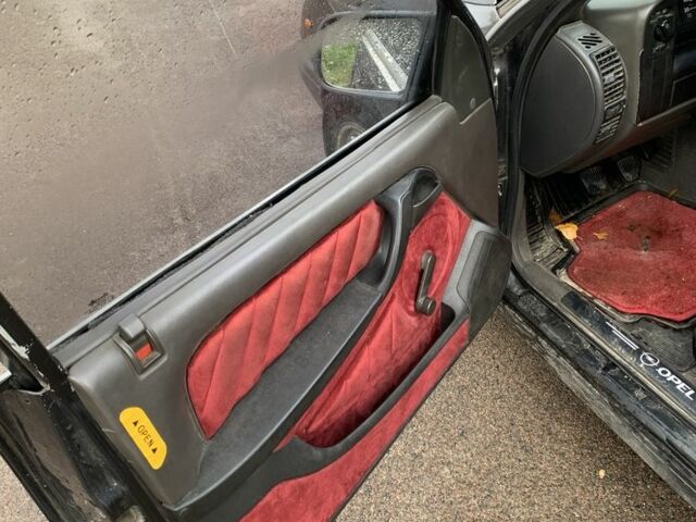 Черный Опель Омега, объемом двигателя 1.8 л и пробегом 300 тыс. км за 1050 $, фото 6 на Automoto.ua