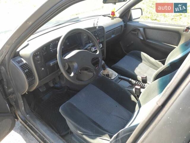 Чорний Опель Омега, об'ємом двигуна 2 л та пробігом 40 тис. км за 1100 $, фото 7 на Automoto.ua