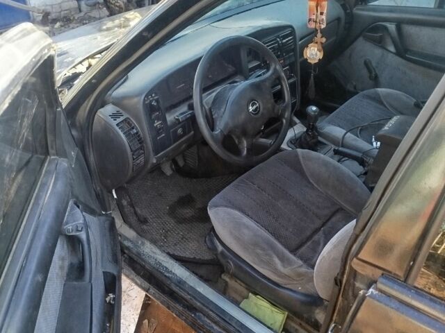 Опель Омега 1990 в Чугуеве на Automoto.ua Черный Опель Омега, объемом двигателя 2 л и пробегом 350 тыс. км за 650 $, фото 2 на Automoto.ua