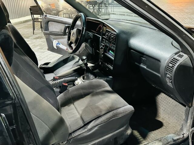 Черный Опель Омега, объемом двигателя 2 л и пробегом 290 тыс. км за 746 $, фото 12 на Automoto.ua