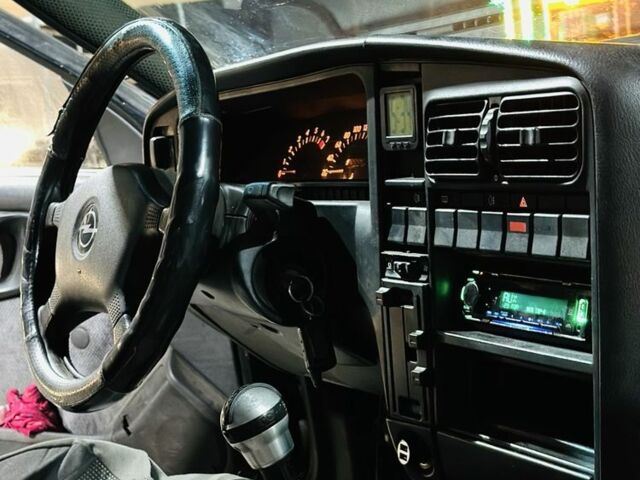 Черный Опель Омега, объемом двигателя 2 л и пробегом 290 тыс. км за 746 $, фото 13 на Automoto.ua