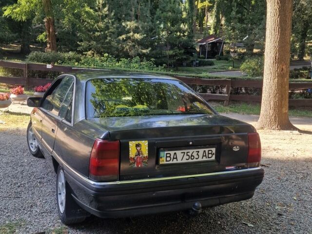Чорний Опель Омега, об'ємом двигуна 2 л та пробігом 200 тис. км за 923 $, фото 2 на Automoto.ua