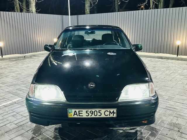 Черный Опель Омега, объемом двигателя 2 л и пробегом 290 тыс. км за 746 $, фото 2 на Automoto.ua