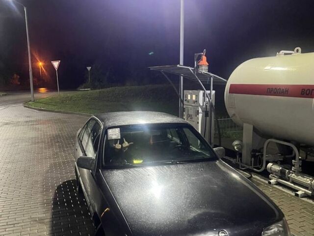 Черный Опель Омега, объемом двигателя 2 л и пробегом 300 тыс. км за 1200 $, фото 1 на Automoto.ua