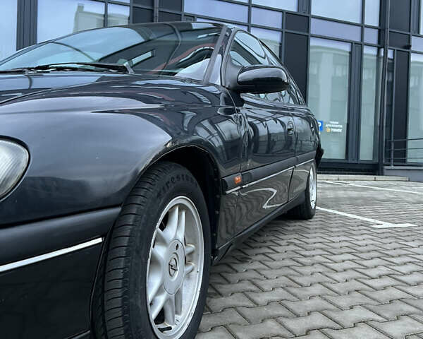 Черный Опель Омега, объемом двигателя 2.5 л и пробегом 300 тыс. км за 2200 $, фото 4 на Automoto.ua