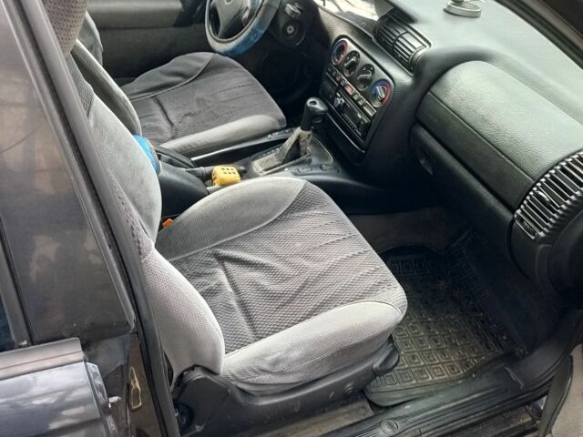 Черный Опель Омега, объемом двигателя 2.5 л и пробегом 361 тыс. км за 1200 $, фото 6 на Automoto.ua