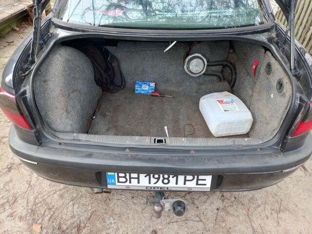 Черный Опель Омега, объемом двигателя 2.5 л и пробегом 361 тыс. км за 1200 $, фото 5 на Automoto.ua