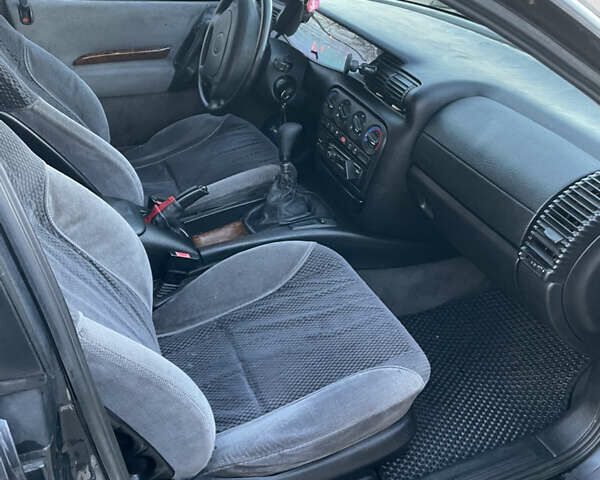 Черный Опель Омега, объемом двигателя 2 л и пробегом 393 тыс. км за 2800 $, фото 5 на Automoto.ua