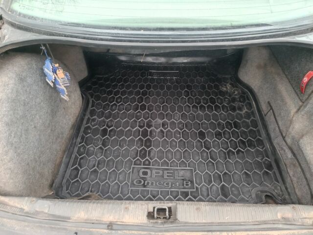 Черный Опель Омега, объемом двигателя 2 л и пробегом 300 тыс. км за 1500 $, фото 5 на Automoto.ua