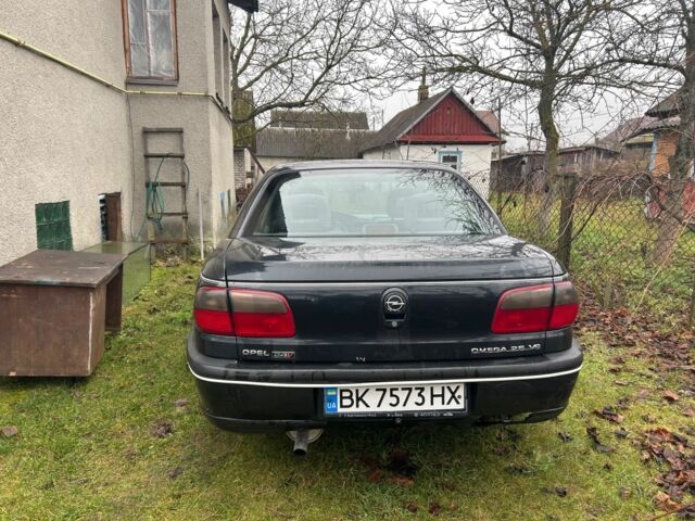 Черный Опель Омега, объемом двигателя 2.5 л и пробегом 274 тыс. км за 2000 $, фото 2 на Automoto.ua