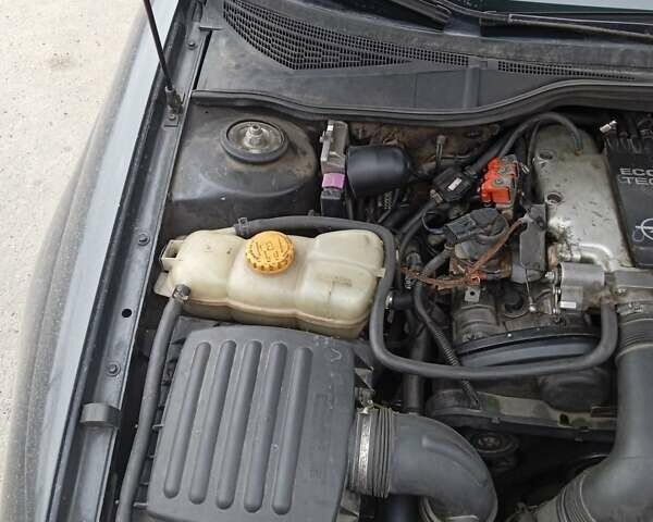 Черный Опель Омега, объемом двигателя 2.5 л и пробегом 328 тыс. км за 3000 $, фото 2 на Automoto.ua