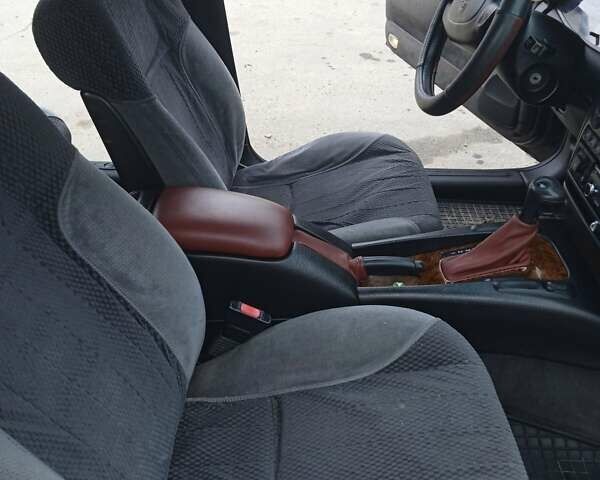 Черный Опель Омега, объемом двигателя 2.5 л и пробегом 328 тыс. км за 3000 $, фото 8 на Automoto.ua