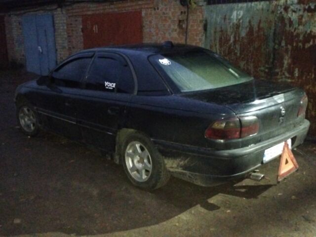 Черный Опель Омега, объемом двигателя 2 л и пробегом 300 тыс. км за 750 $, фото 4 на Automoto.ua