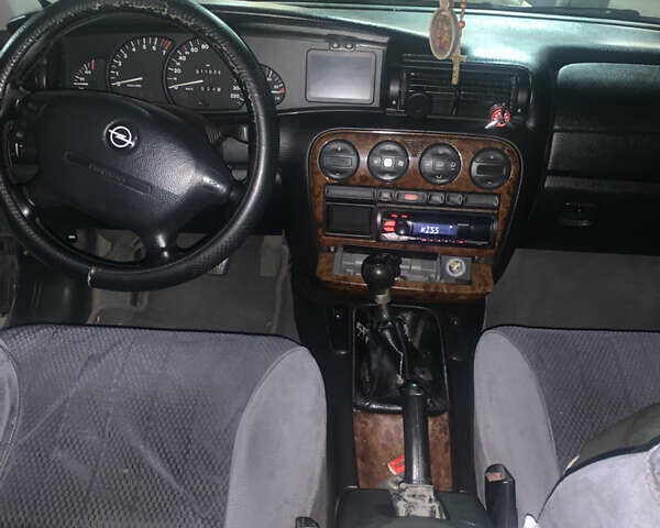 Черный Опель Омега, объемом двигателя 2 л и пробегом 311 тыс. км за 2300 $, фото 4 на Automoto.ua