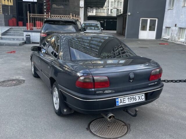 Чорний Опель Омега, об'ємом двигуна 2 л та пробігом 302 тис. км за 3000 $, фото 2 на Automoto.ua