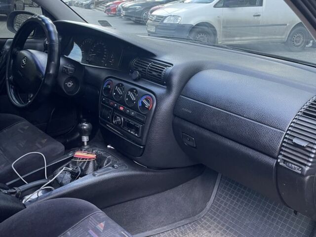 Чорний Опель Омега, об'ємом двигуна 2 л та пробігом 302 тис. км за 3000 $, фото 4 на Automoto.ua