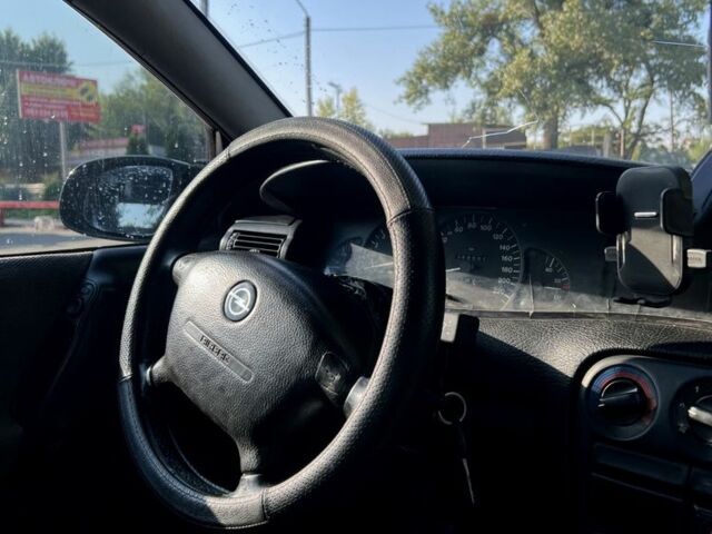 Черный Опель Омега, объемом двигателя 2 л и пробегом 516 тыс. км за 2000 $, фото 6 на Automoto.ua