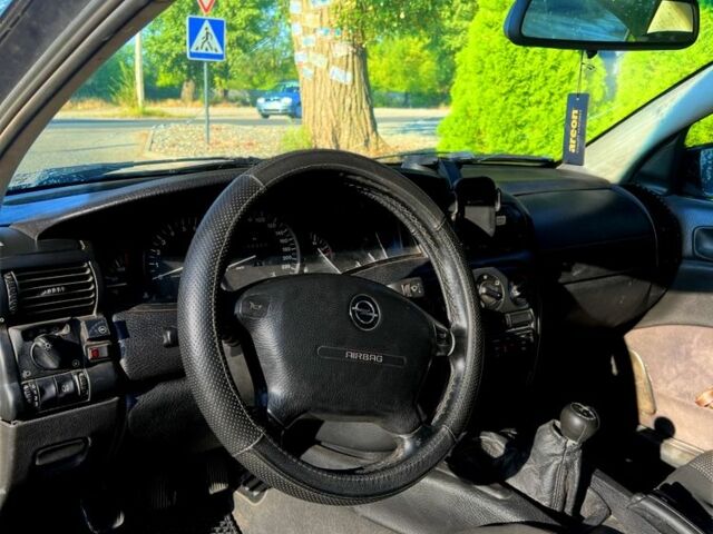 Черный Опель Омега, объемом двигателя 2 л и пробегом 516 тыс. км за 2000 $, фото 8 на Automoto.ua