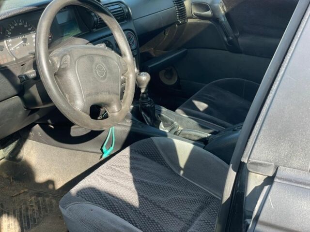 Черный Опель Омега, объемом двигателя 2 л и пробегом 200 тыс. км за 1500 $, фото 3 на Automoto.ua