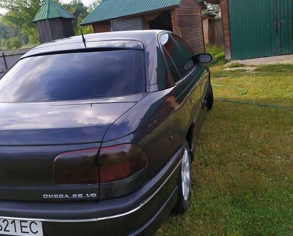 Черный Опель Омега, объемом двигателя 2.5 л и пробегом 250 тыс. км за 4200 $, фото 1 на Automoto.ua