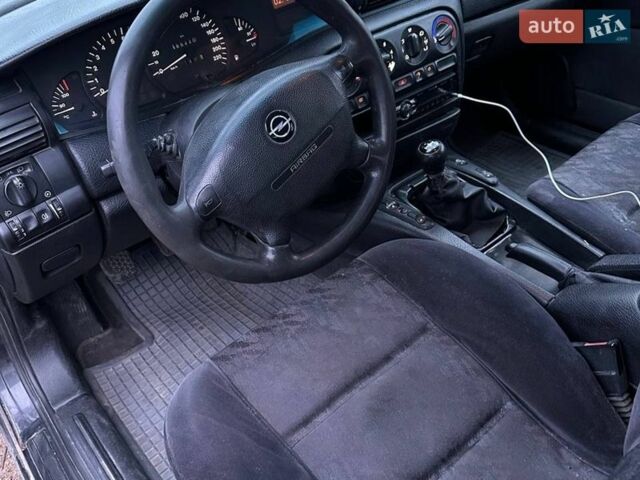 Черный Опель Омега, объемом двигателя 2 л и пробегом 388 тыс. км за 2900 $, фото 9 на Automoto.ua