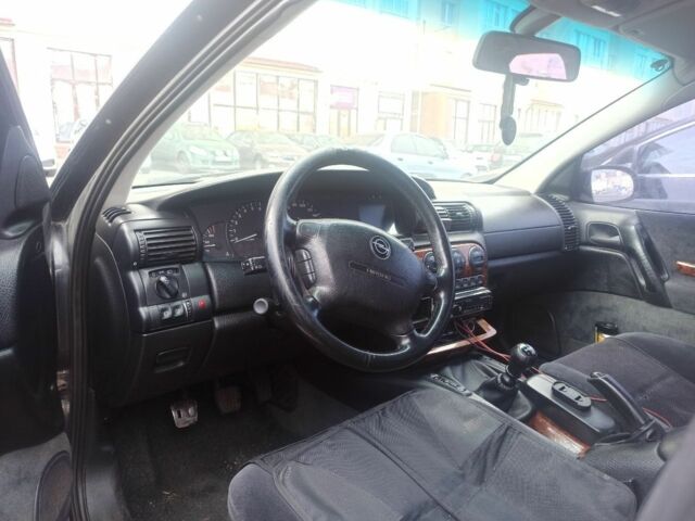 Чорний Опель Омега, об'ємом двигуна 2 л та пробігом 300 тис. км за 1450 $, фото 5 на Automoto.ua