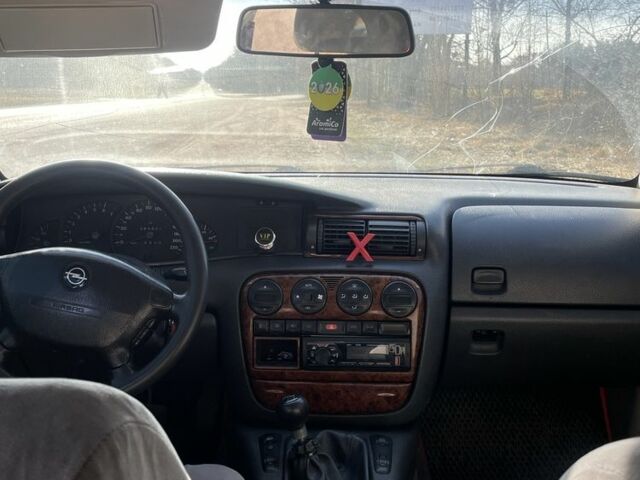 Черный Опель Омега, объемом двигателя 2 л и пробегом 368 тыс. км за 2100 $, фото 8 на Automoto.ua