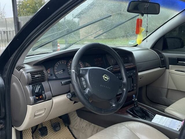 Черный Опель Омега, объемом двигателя 2.5 л и пробегом 333 тыс. км за 1800 $, фото 4 на Automoto.ua