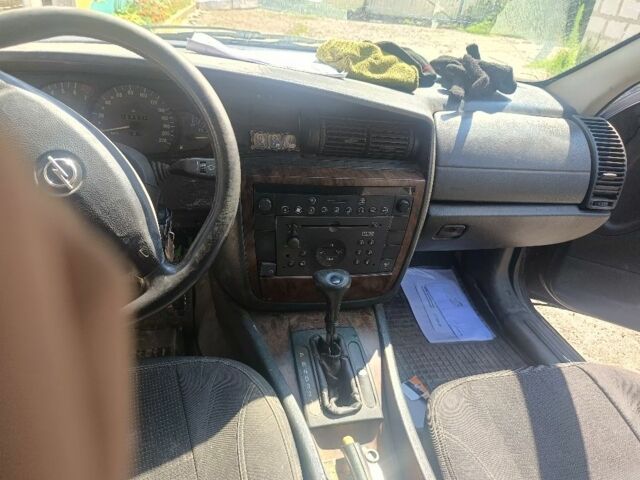 Черный Опель Омега, объемом двигателя 2.2 л и пробегом 300 тыс. км за 1200 $, фото 5 на Automoto.ua