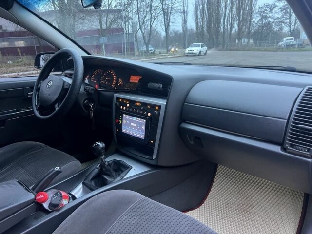 Черный Опель Омега, объемом двигателя 2.2 л и пробегом 375 тыс. км за 2599 $, фото 11 на Automoto.ua