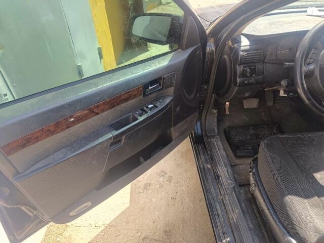 Черный Опель Омега, объемом двигателя 2.2 л и пробегом 300 тыс. км за 1200 $, фото 12 на Automoto.ua