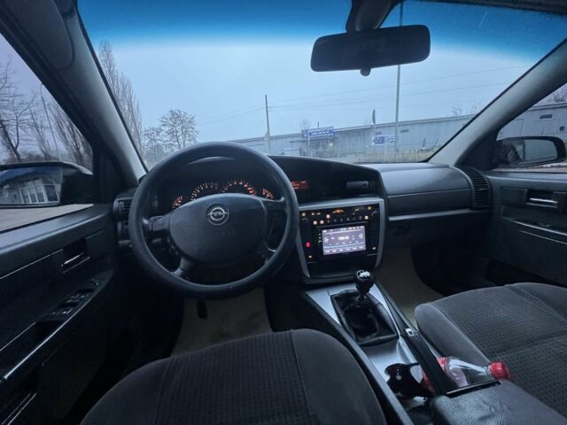 Черный Опель Омега, объемом двигателя 2.2 л и пробегом 375 тыс. км за 2599 $, фото 10 на Automoto.ua