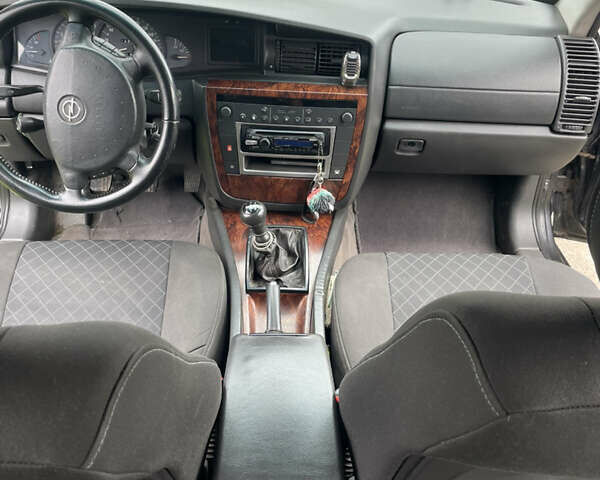 Чорний Опель Омега, об'ємом двигуна 2.2 л та пробігом 250 тис. км за 3900 $, фото 3 на Automoto.ua