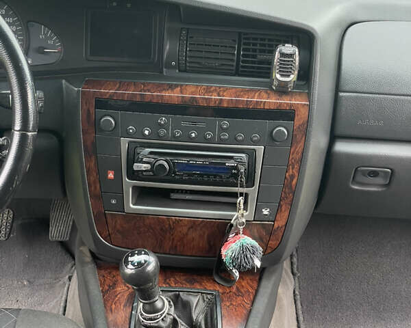 Чорний Опель Омега, об'ємом двигуна 2.2 л та пробігом 250 тис. км за 3900 $, фото 5 на Automoto.ua