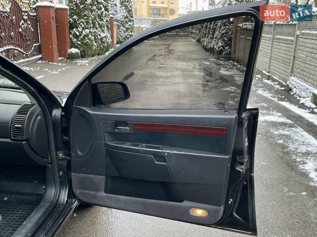 Черный Опель Омега, объемом двигателя 2.2 л и пробегом 290 тыс. км за 2350 $, фото 11 на Automoto.ua