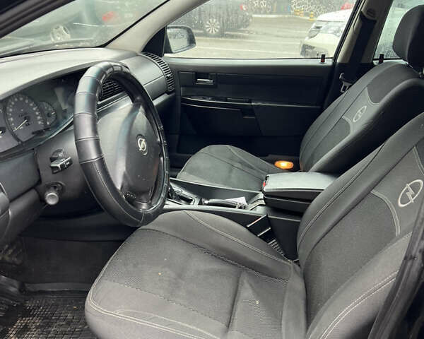 Черный Опель Омега, объемом двигателя 2.2 л и пробегом 320 тыс. км за 2999 $, фото 3 на Automoto.ua