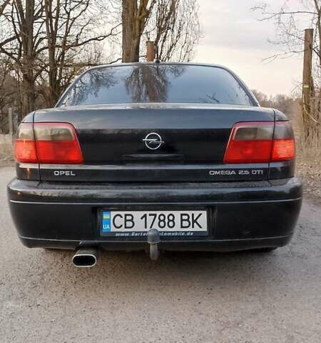 Черный Опель Омега, объемом двигателя 2.5 л и пробегом 295 тыс. км за 4400 $, фото 6 на Automoto.ua