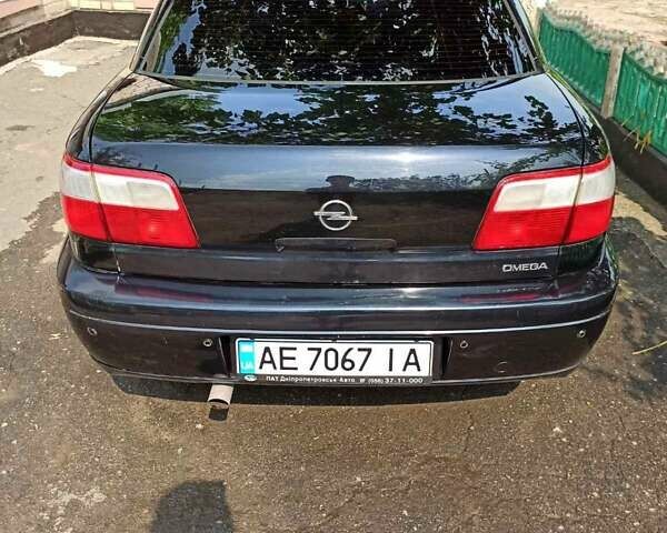 Черный Опель Омега, объемом двигателя 2.2 л и пробегом 304 тыс. км за 4000 $, фото 4 на Automoto.ua