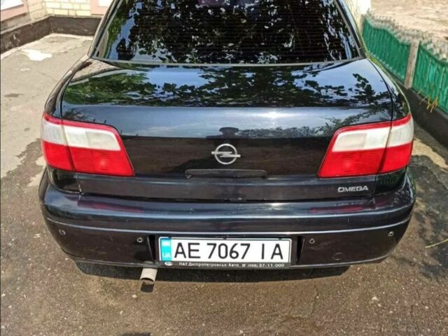 Черный Опель Омега, объемом двигателя 2.2 л и пробегом 304 тыс. км за 3200 $, фото 3 на Automoto.ua