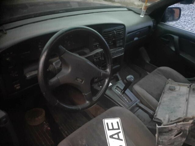 Черный Опель Омега, объемом двигателя 2.6 л и пробегом 300 тыс. км за 500 $, фото 5 на Automoto.ua