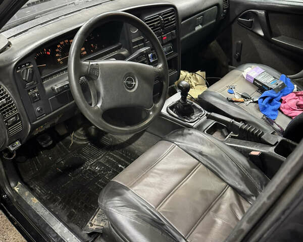 Чорний Опель Омега, об'ємом двигуна 2 л та пробігом 222 тис. км за 999 $, фото 1 на Automoto.ua