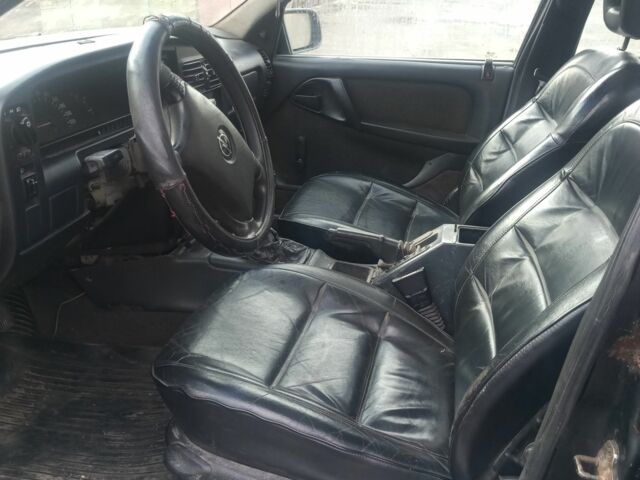 Черный Опель Омега, объемом двигателя 2 л и пробегом 400 тыс. км за 555 $, фото 4 на Automoto.ua