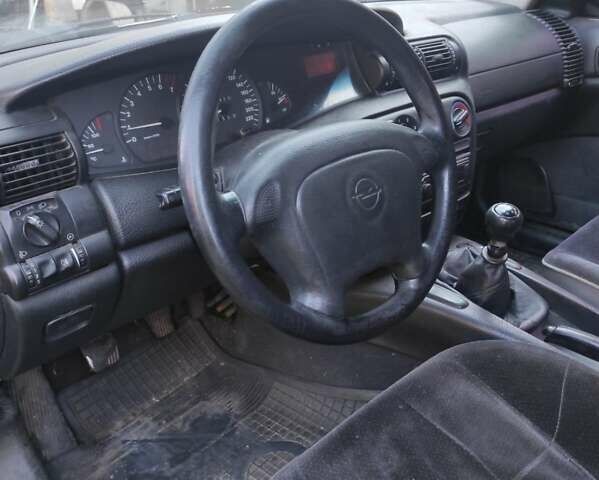 Черный Опель Омега, объемом двигателя 2 л и пробегом 195 тыс. км за 2700 $, фото 4 на Automoto.ua