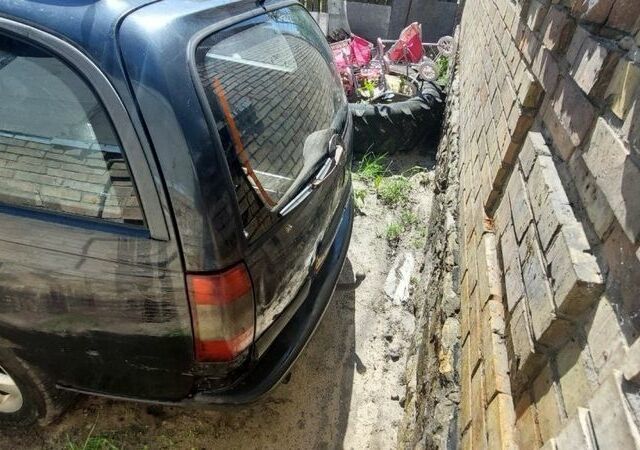 Чорний Опель Омега, об'ємом двигуна 2.5 л та пробігом 1000 тис. км за 750 $, фото 3 на Automoto.ua